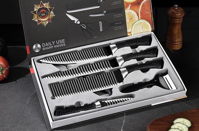 Kit de facas com seis peças em sua embalagem